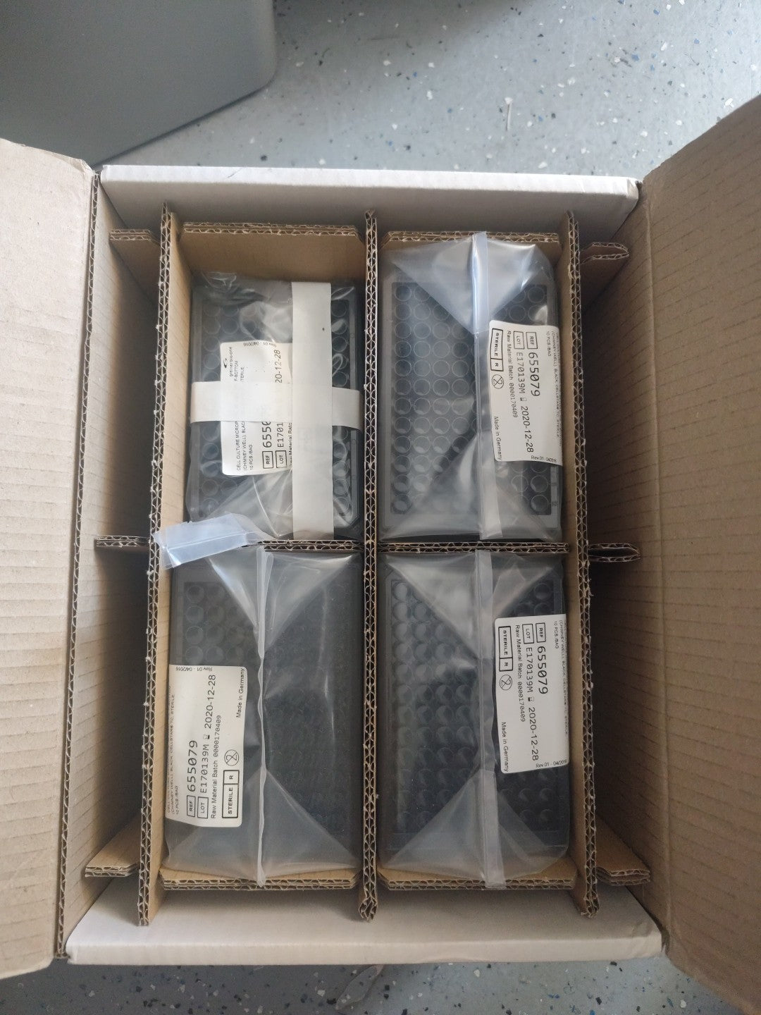 Greiner Bioone 655079 Microplate 96 Well F Bottom Black Cellstar Open Case 30