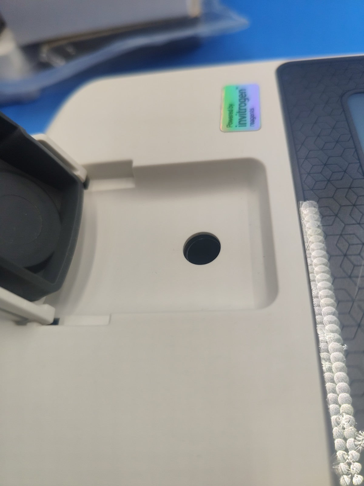 Invitrogen Qubit 4 fluorometer With Original Screen Protector Film Warranty 