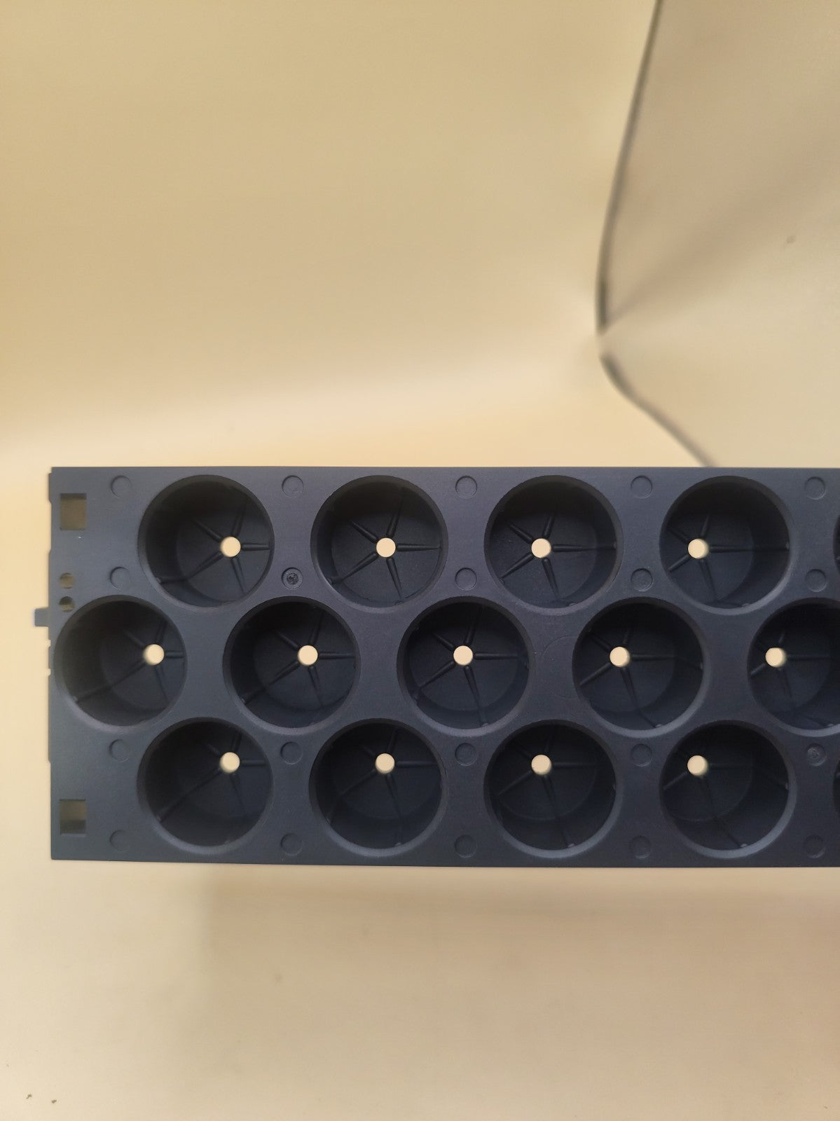 G1364-44613Tray holding 15 x 6 mL vials