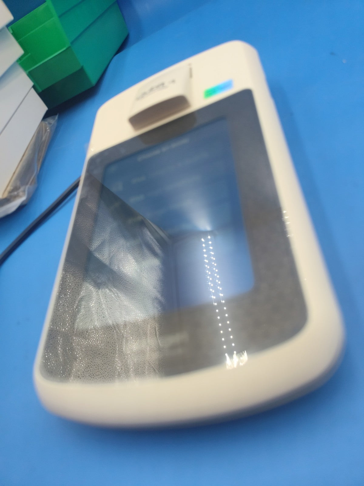 Invitrogen Qubit 4 fluorometer With Original Screen Protector Film Warranty 