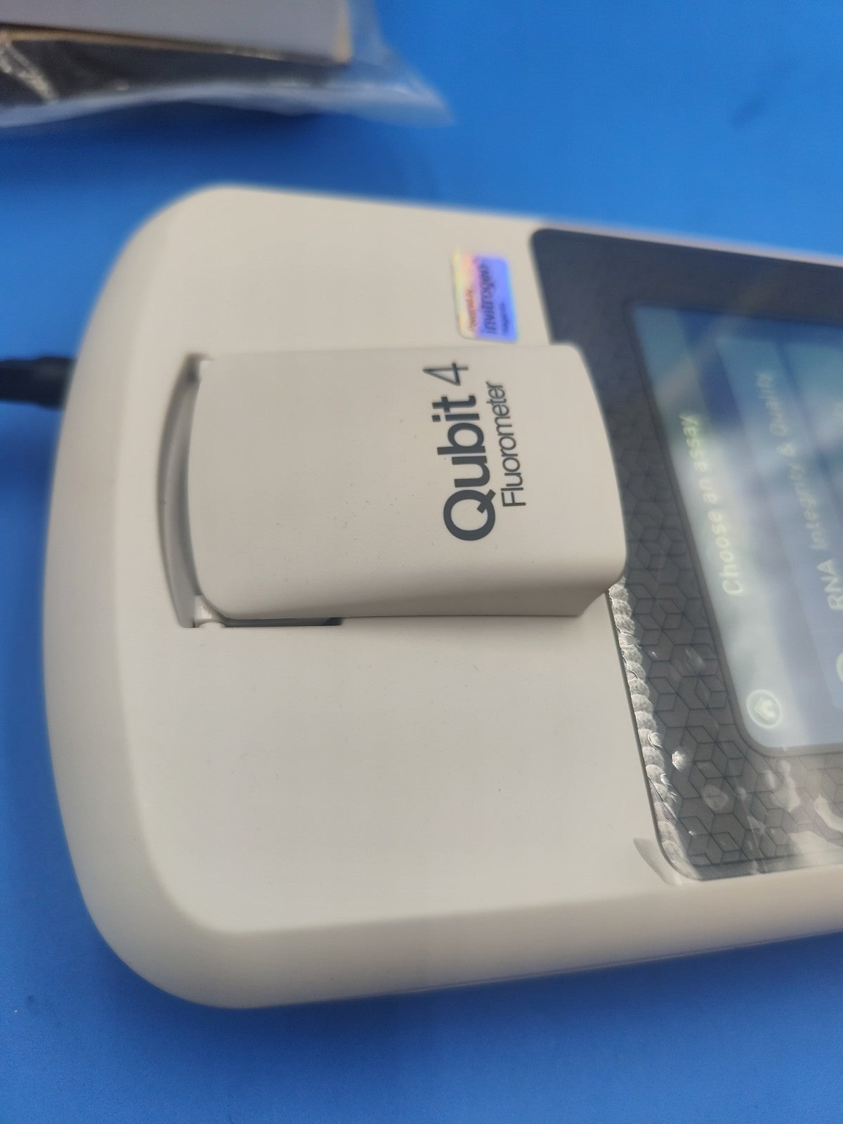 Invitrogen Qubit 4 fluorometer With Original Screen Protector Film Warranty 