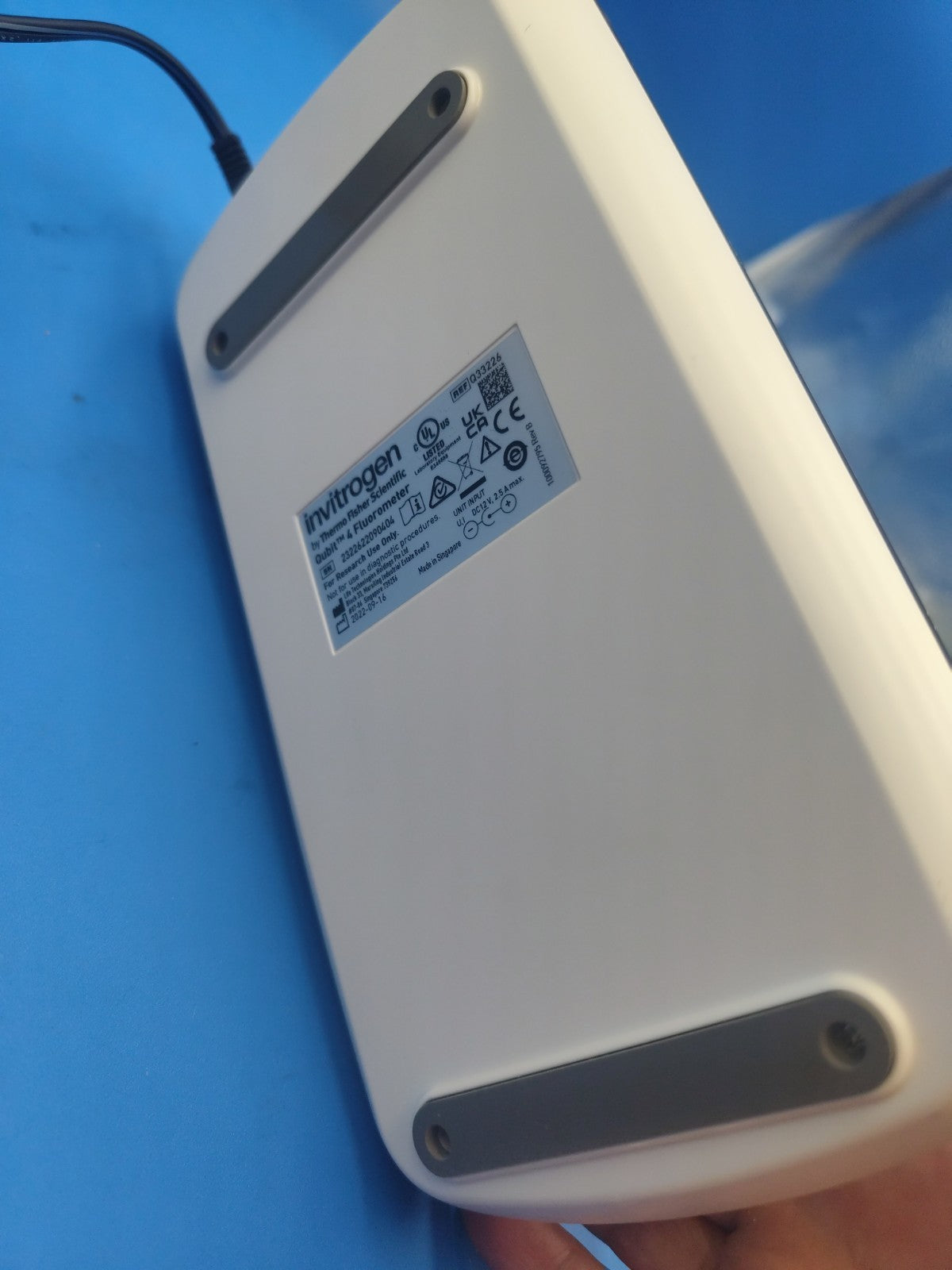 Invitrogen Qubit 4 fluorometer With Original Screen Protector Film Warranty 