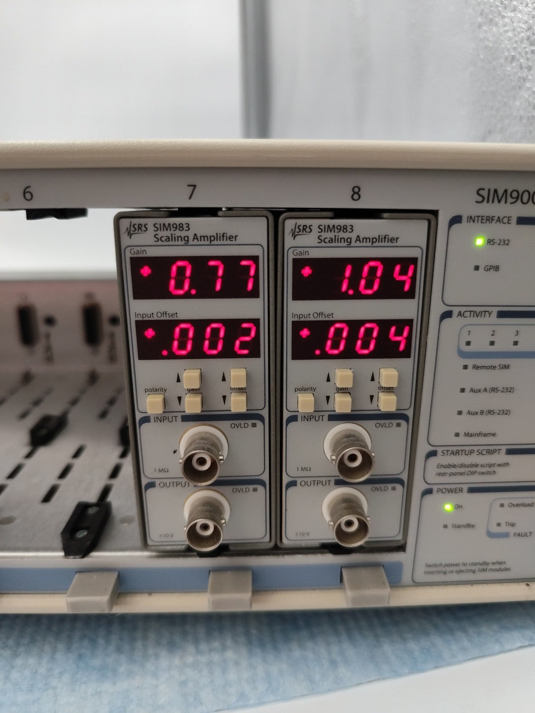 SRS SIM900 Mainframe Plus 2x SIM983